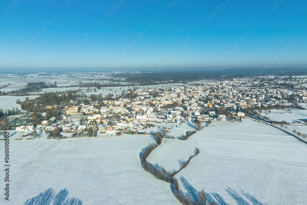 Idyllisch verschneite Landschaft bei Muhr am Altmühlsee in Mittelfranken