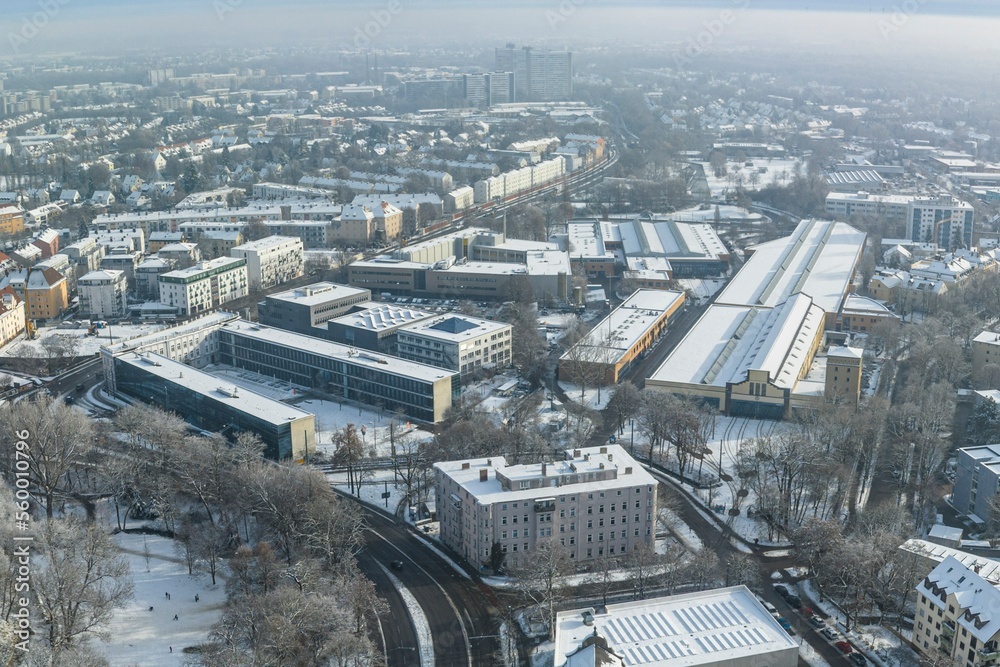 Augsburg im Winter - Blick zur Hochschule und zum Straßenbahnbetriebshof