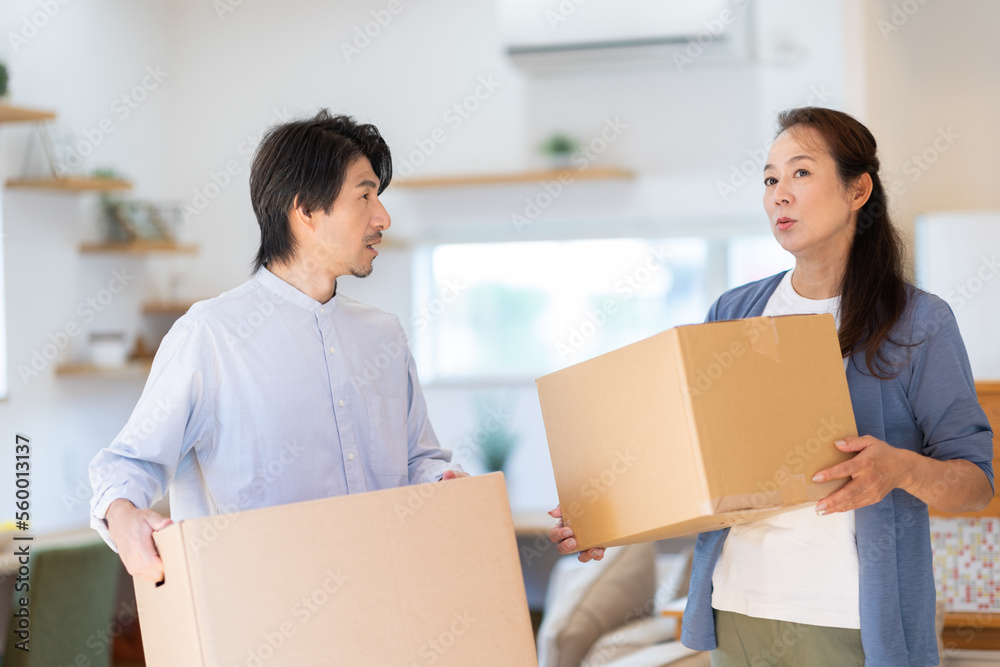 段ボールを抱える男女