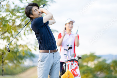 ゴルフをする男女