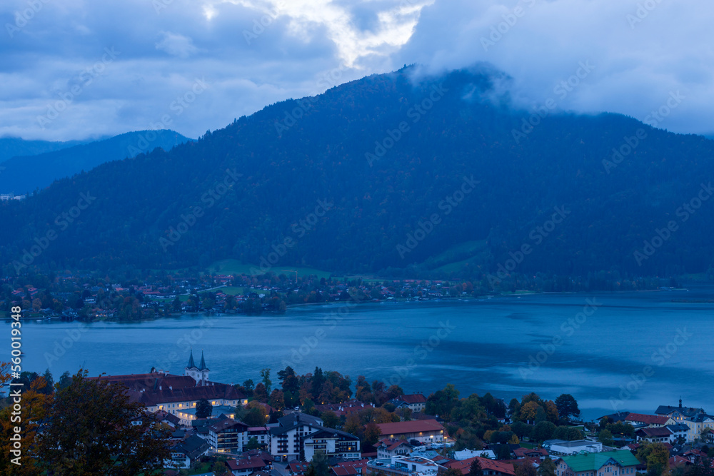 Naklejka premium Blaue Stunde am Tegernsee