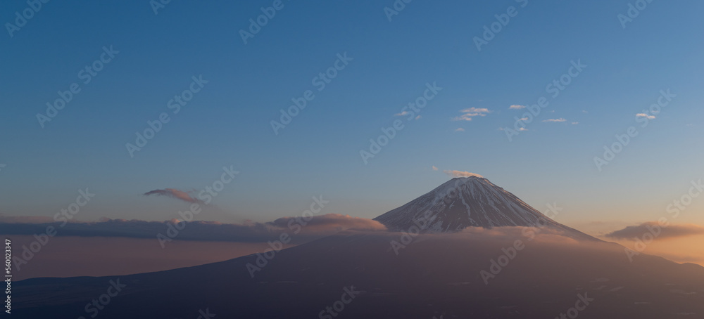 夕暮れ時の富士山