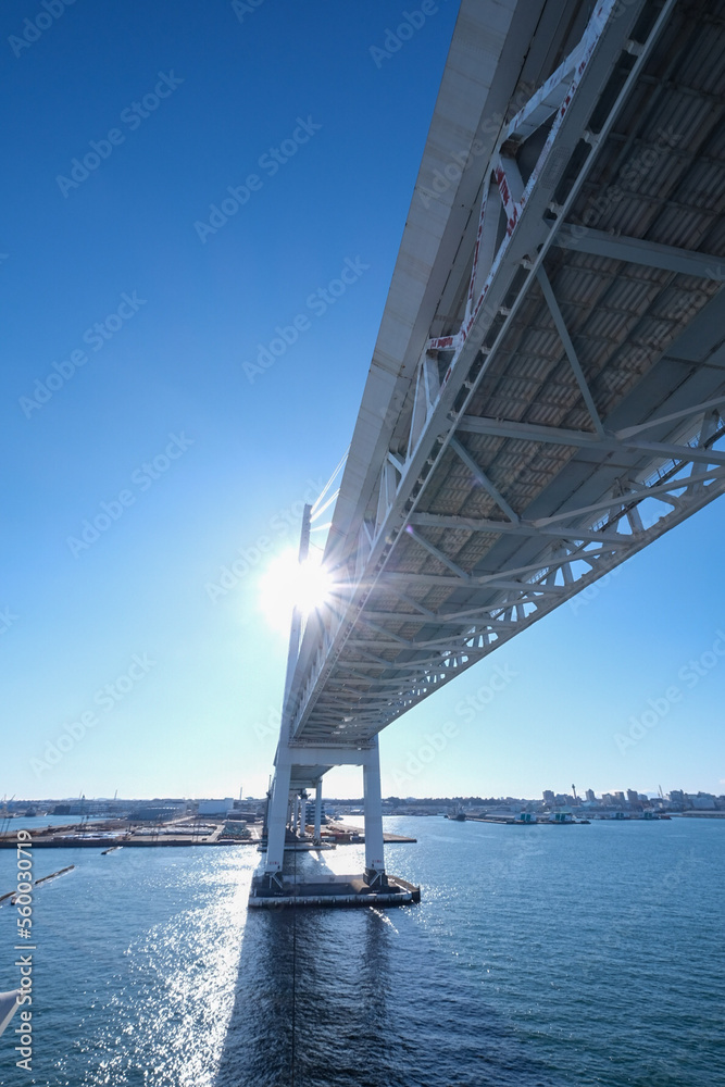 朝日を浴びる大きな白い橋 StockFoto Adobe Stock