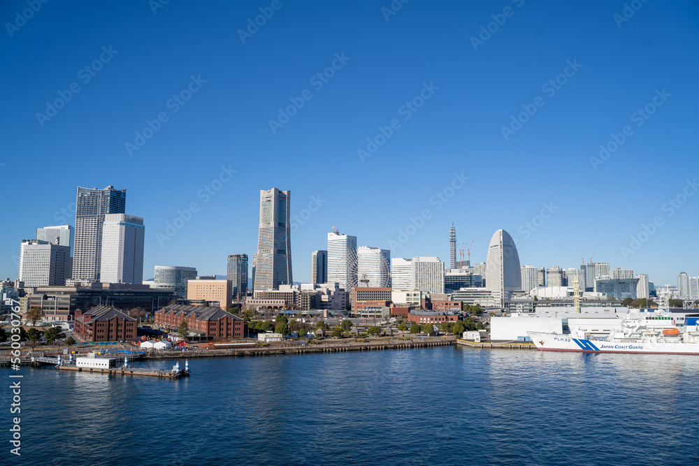 Fototapeta premium 横浜港に停泊中のクルーズ客船から見る朝の赤レンガ倉庫