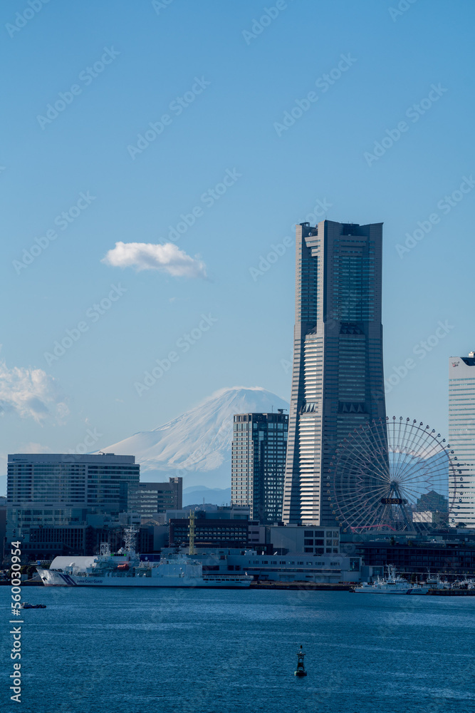 Fototapeta premium 横浜港に停泊中のクルーズ客船から見る富士山とランドマークタワー