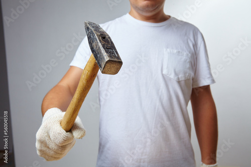 Fotografia man with hammer in room