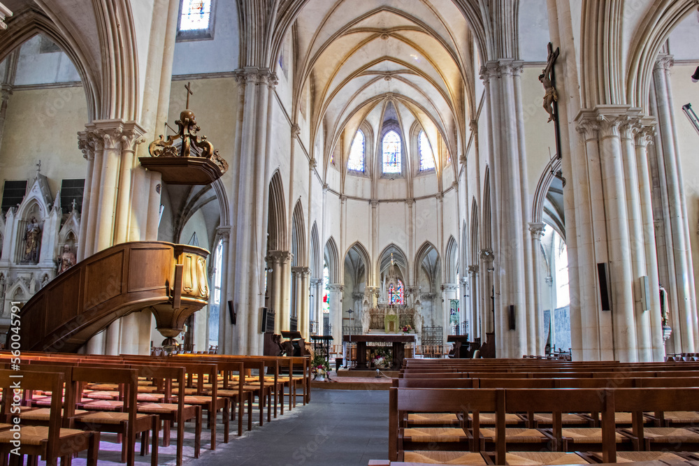 Saint-Vaast-la-Hougue. Chœur et autel de l'église Saint-Vaast Manche. Normandie	