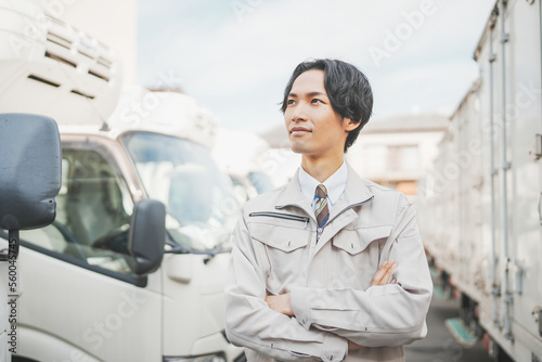 Wallpaper Mural トラックの前で腕組みをする若い男性ドライバー Torontodigital.ca