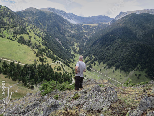 Viajero en los Pirineos