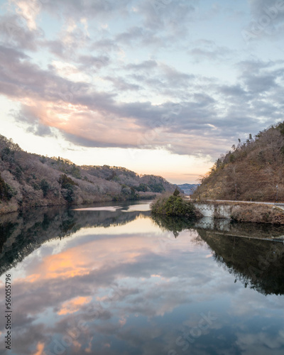 茨城県常陸大宮市 日の出直後の御前山ダムの風景
