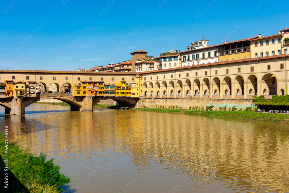 Obraz premium Ponte Vecchio bridge and Vasari corridor over Arno river in Florence, Italy