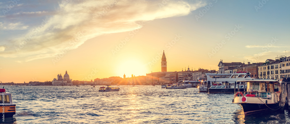 Fototapeta premium Venice, Italy panorama at sunset
