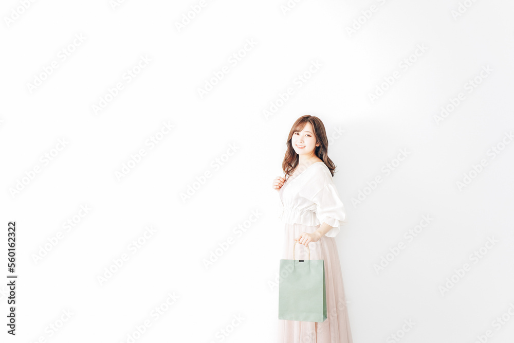 ショッピングを楽しむ若い女性 ショッピングを楽しむ若い女性