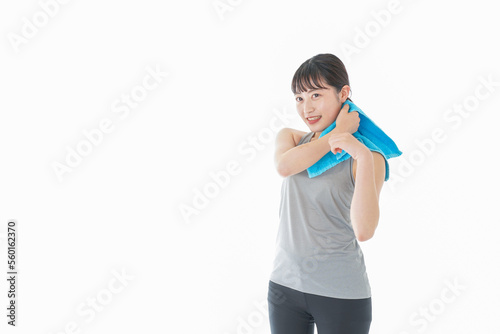 汗を拭くスポーツウェアの女性