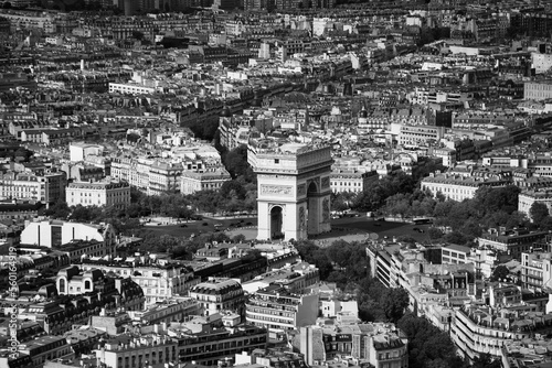 Blick über Paris auf den Arc de Triomphe SW