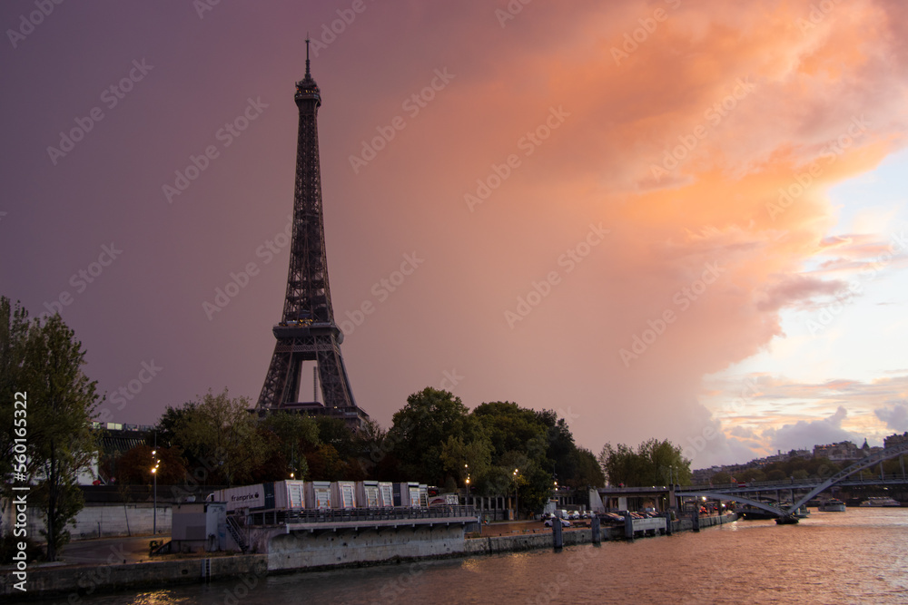 Blick von der Seine auf den Eiffelturm bei Sonnenuntergang