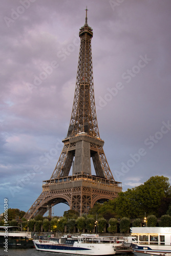 Blick von der Seine auf den Eiffelturm bei Sonnenuntergang