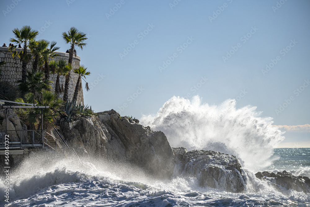 Vagues d'une tempête en mer méditerranée sur la baie des anges à Nice 
