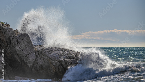 Vagues d'une tempête en mer méditerranée sur la baie des anges à Nice 