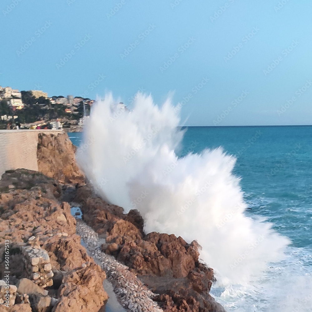 Vagues d'une tempête en mer méditerranée sur la baie des anges à Nice 