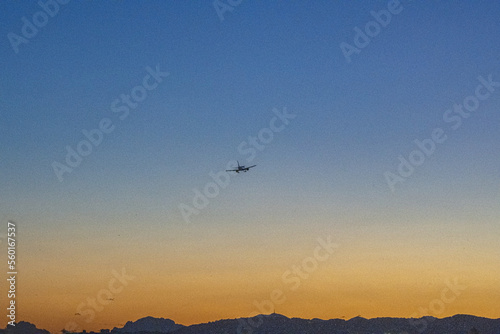 Avion en phase d atterrissage    l a  roport de Nice C  te d Azur dans le coucher de soleil
