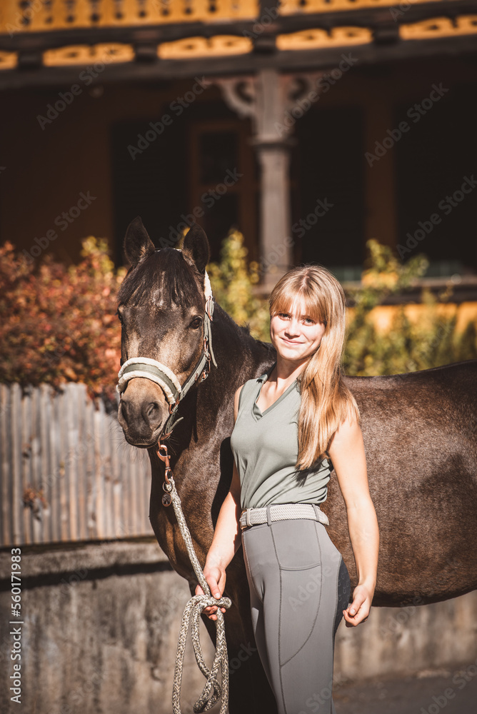 Fototapeta premium Mädchen mit Pferd