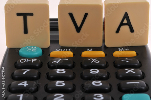 Concept de taxe sur la valeur ajoutée avec une calculatrice en gros plan photo