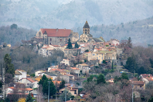 village d' Auvergne en hiver