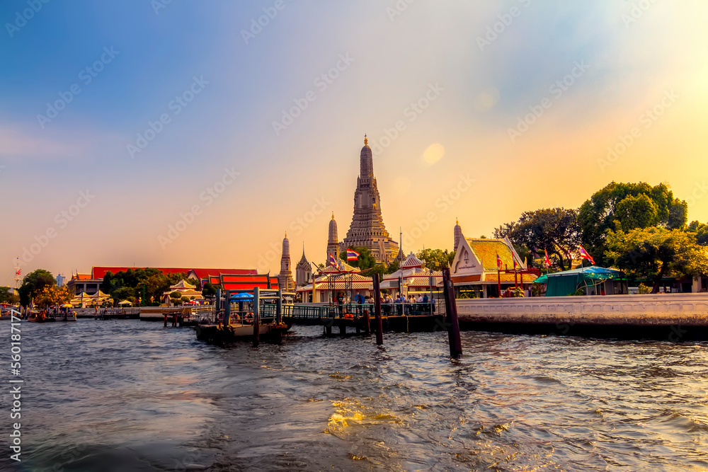 Fototapeta premium sunset over the chao phraya river - wat arun