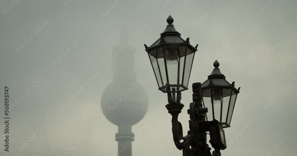 Nebliche Aussicht auf Berliner Fernsehturm mit Strassen Laternen im Vordergrund.
Nebliche Aussicht auf Berliner Fernsehturm mit Strassen Laternen im Vordergrund.