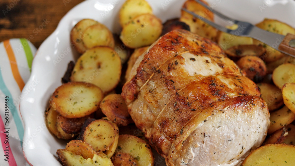 rôti de porc et pommes de terre à la sarladaise dans un plat Stock