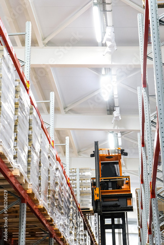 Φωτογραφία Narrow aisle high-rise stacker