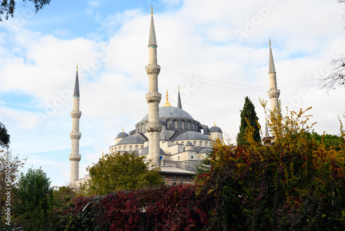 Obraz na płótnie Stunning view of the Sultan Ahmed Mosque or Blue Mosque during a beautiful sunny day. The Blue Mosque is an Ottoman-era historical imperial mosque located in Istanbul, Turkey. w salonie