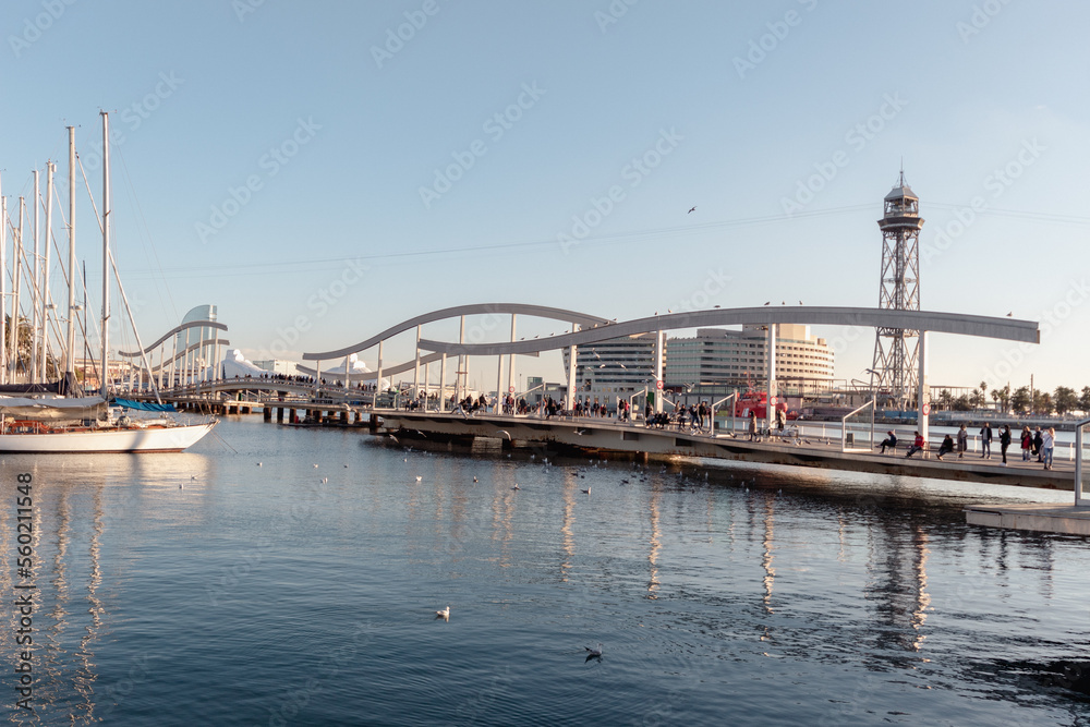 Puente basculante en el puerto de Barcelona con turistas de todo el mundo cruzando por él para pasar de un lado a otro.