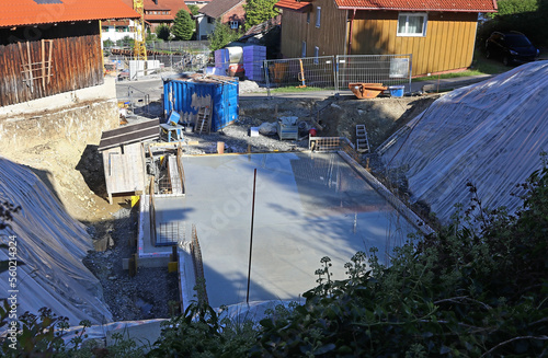 Eine Betonbodenplatte bei einem Neubau wird gewässert um Risse zu vermeiden © Astrid Gast