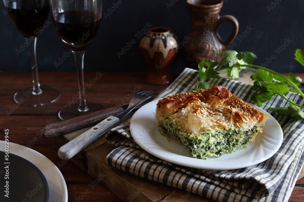 Cucina greca tradizionale. Spanakopita, torta salata. Un vassoio di