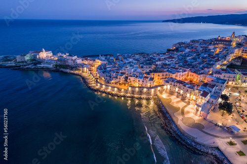 Vista aerea di Vieste al tramonto, nel parco nazionale del gargano in puglia