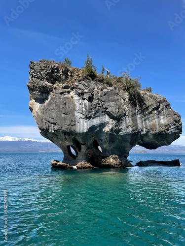 Roca grande en medio del lago. Belleza natural