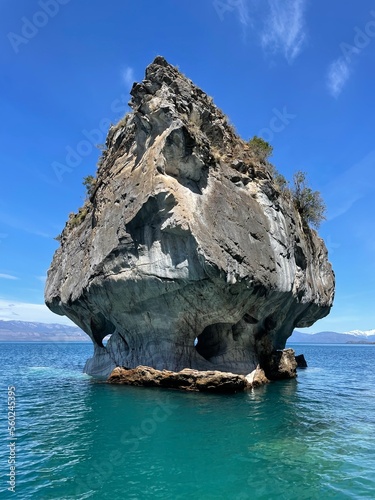 Roca en medio del lago. Belleza natural