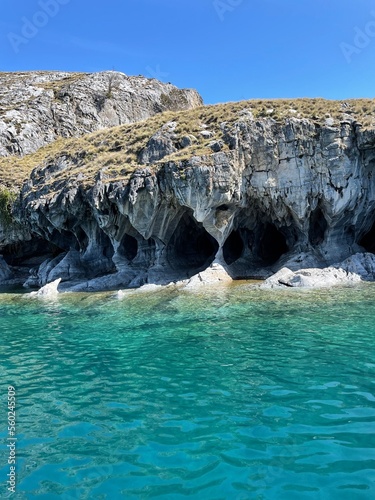 Acantilados sobre aguas turquesas. Belleza natural
