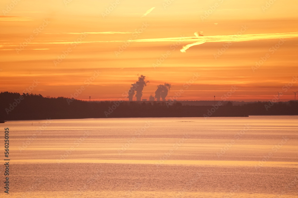 Sonnenuntergang am neuen See in Brandenburg