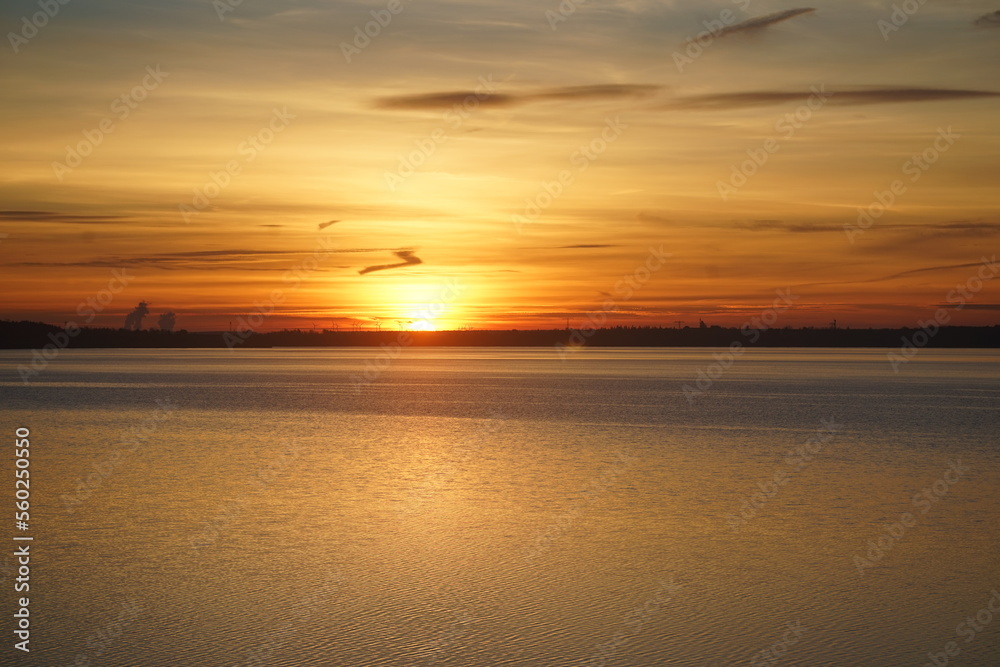 Sonnenuntergang am neuen See in Brandenburg