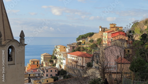 Riomaggiore campanile di chiesa di San Giovanni Battista, le case e vista sul mare, Cinque Terre Liguria