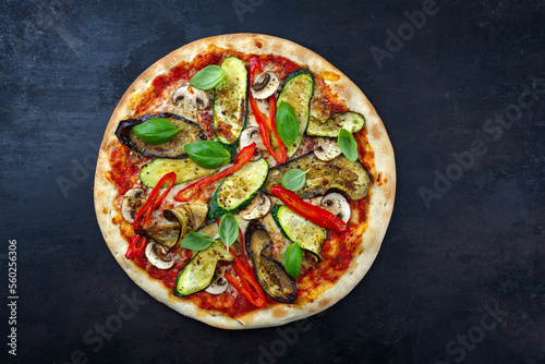 Traditionelle italienische Veggie Pizza mit Aubergine, Pilzen und Zucchini serviert als Draufsicht auf einem alten rustikalen Board mit Textfreiraum 