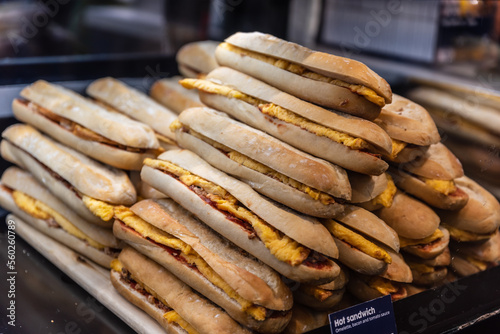 Sandwiches mit Schinken und Käse aufgestapelt