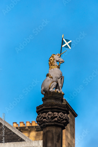 Einhorn mit schottischer Flagge vor blauem Himmel