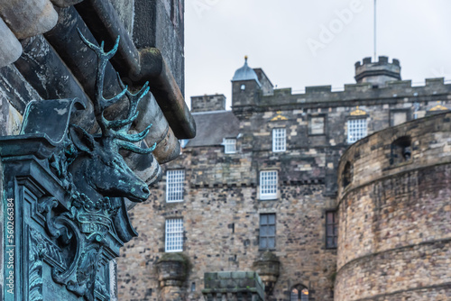 hirschskulptur in bronze vor dem Castle of Edinburgh photo