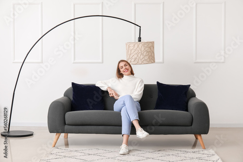 Young woman sitting on blac...