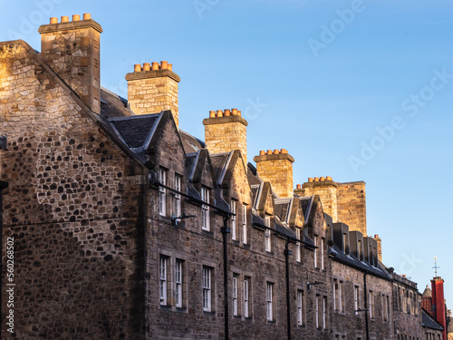 Altstadthäuser mit Schornsteinen in Edinburgh photo