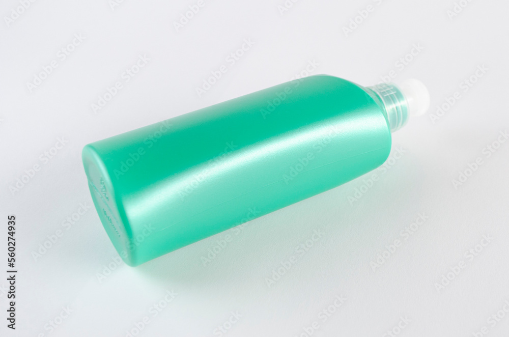Envase de crema para peinar en fondo blano Envase de crema para peinar en fondo blano